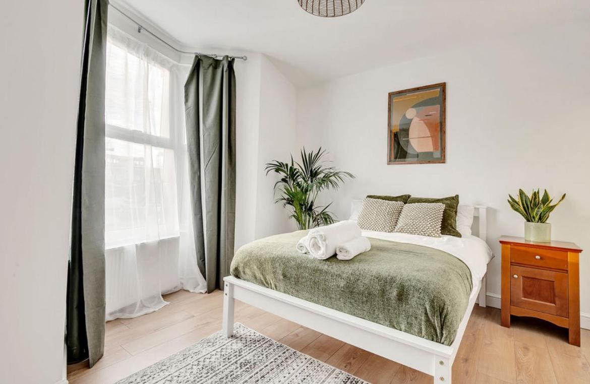 Appartement Serviced Great For Contractors 2 Mins From Train Station And Near Tottenham Stadium Londen