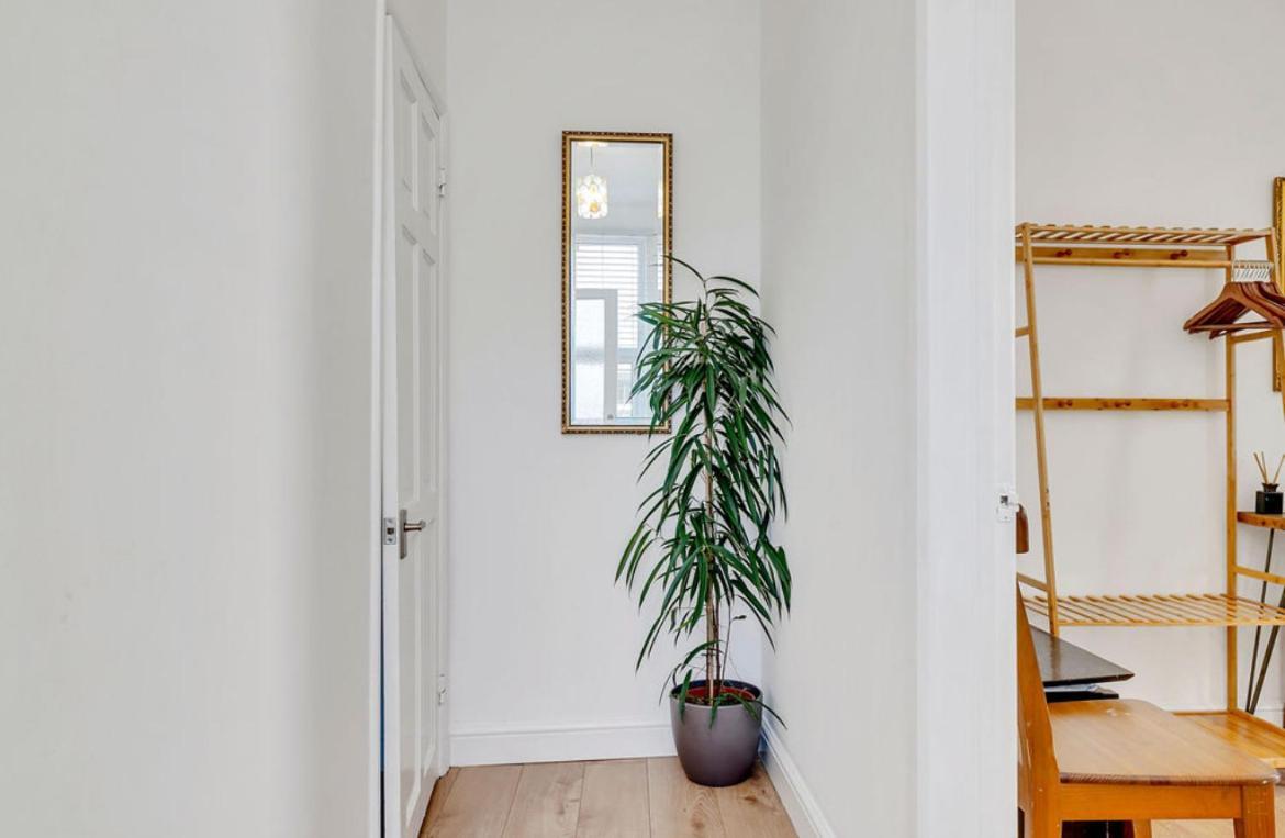 Serviced Great For Contractors 2 Mins From Train Station And Near Tottenham Stadium Londen